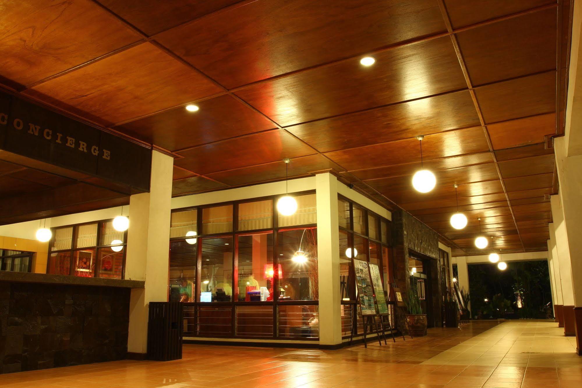 Mesra Business & Resort Hotel Samarinda Exterior foto