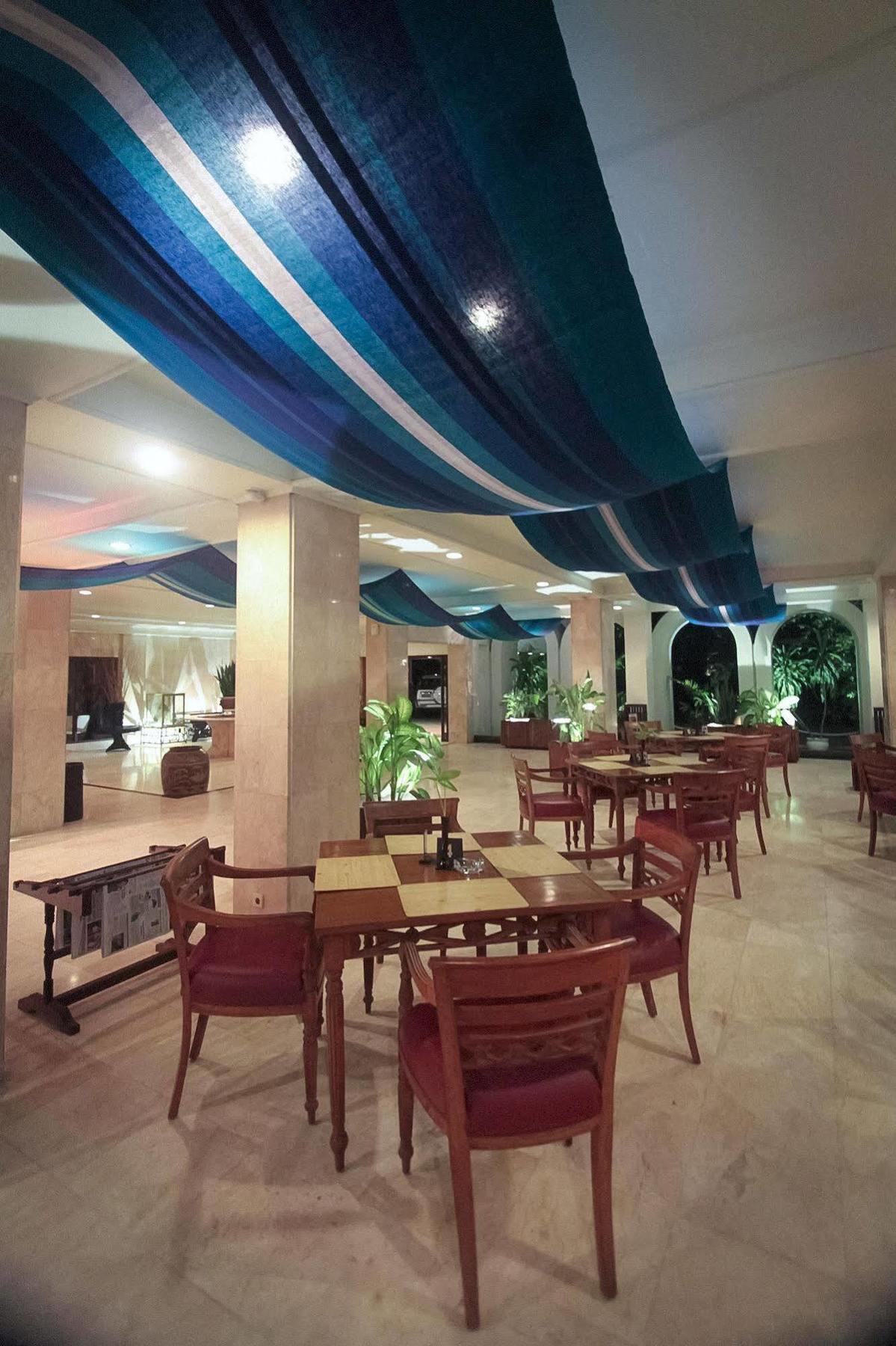 Mesra Business & Resort Hotel Samarinda Exterior foto